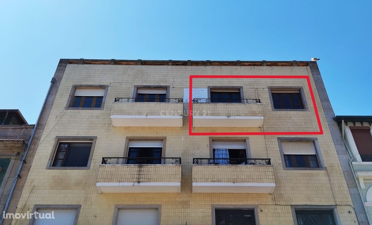 Apartamento T4 para remodelação total na Rua Santa Catarina - Porto