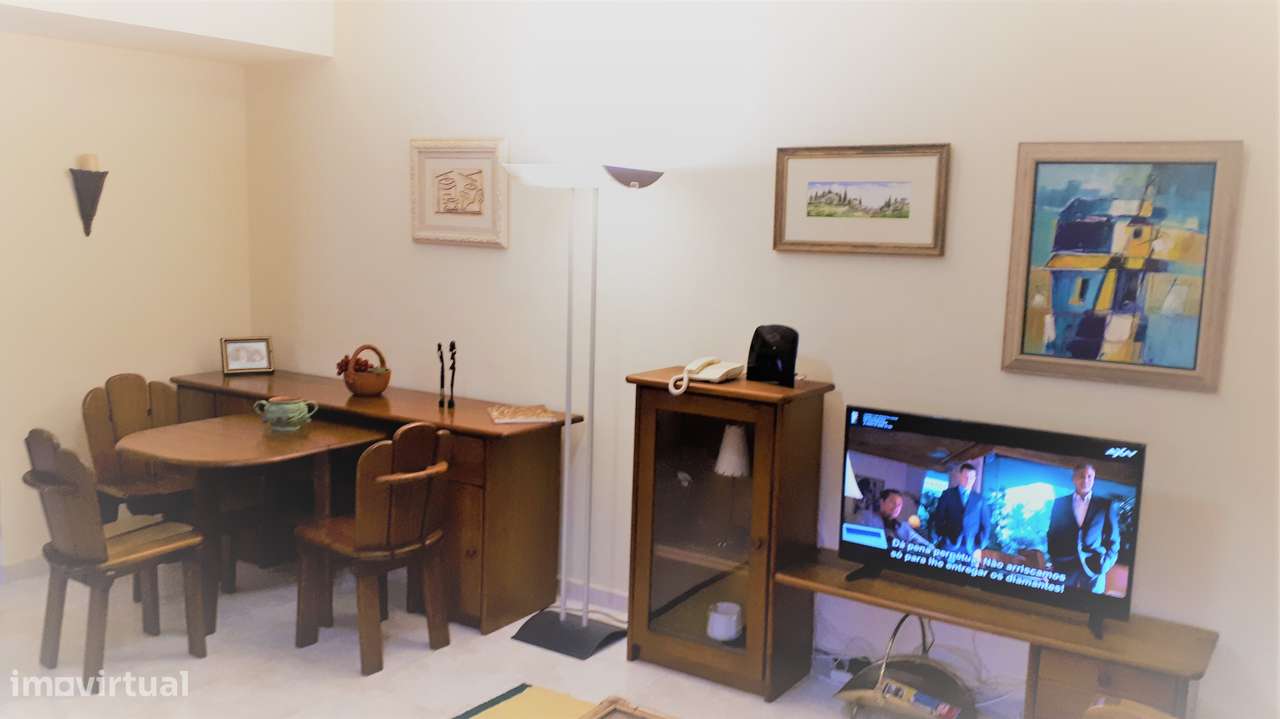 QUARTO ESPAÇOSO C/ VARANDA E WC PRIVATIVO. LUGAR ESTACIONAMENTO - Grande imagem: 4/10