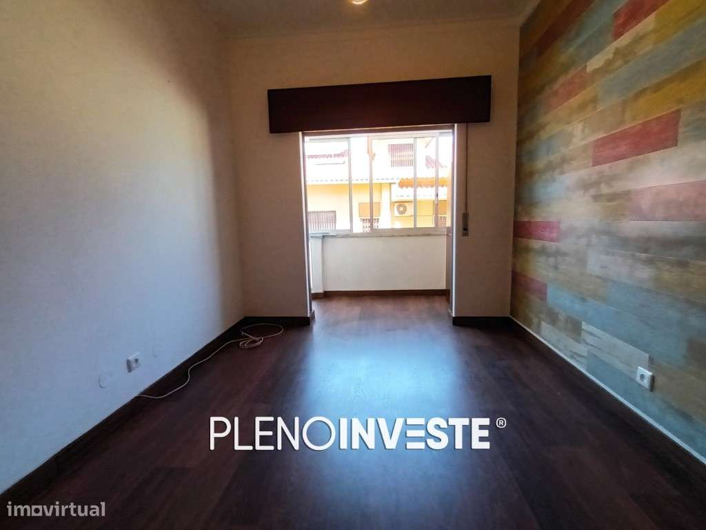 T2 com Excelente Potencial + Arrecadação de 40m2 em Corroios-14