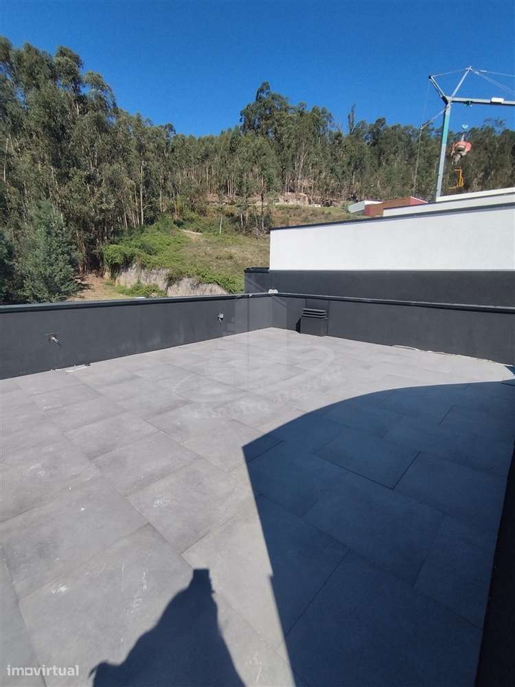 Viva Acima de Tudo: Moradia T3 com Magnífico Terraço Panorâmico-15