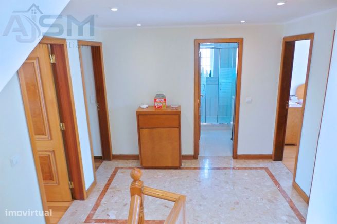 Moradia T4+3 composta por 4 pisos, salão de festas e garagem 4 carros-40