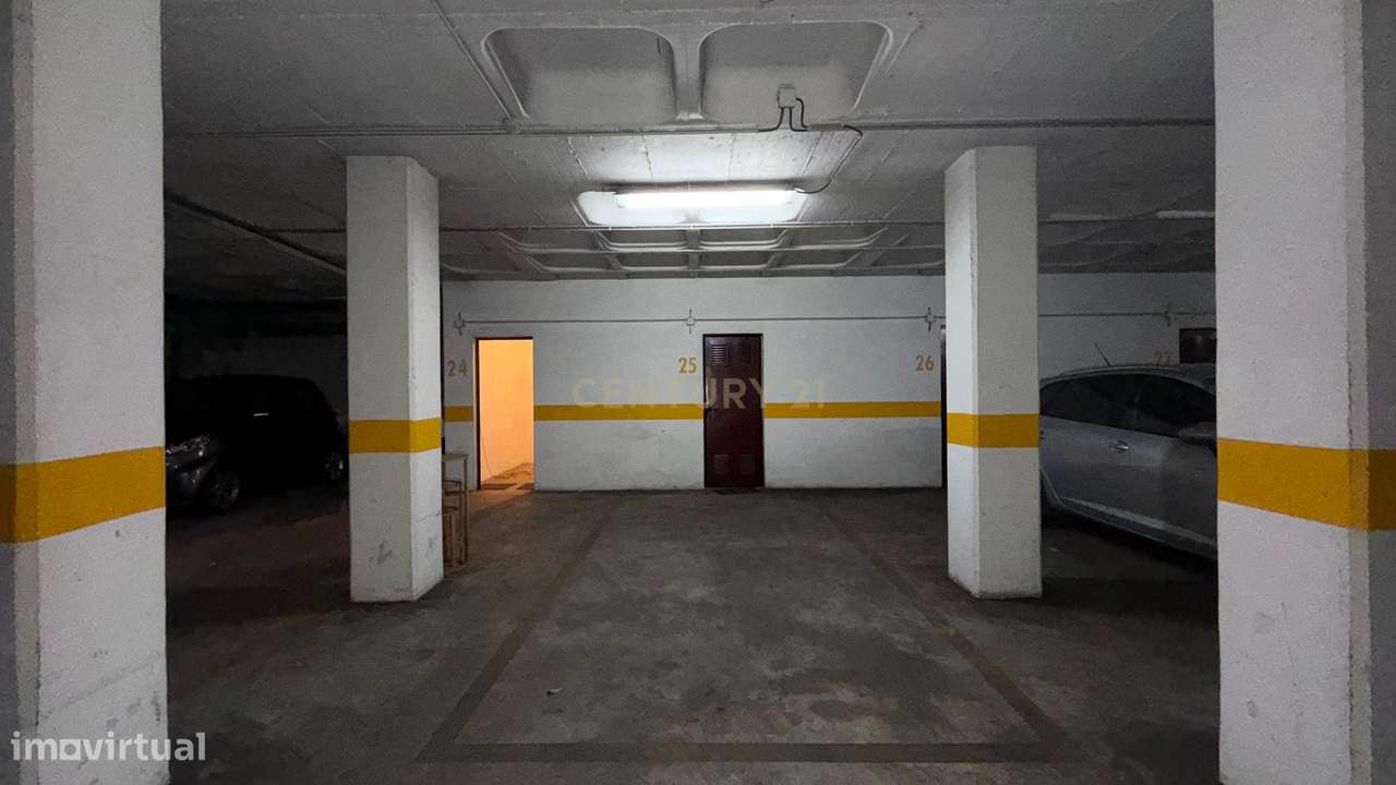 Apartamento T3 com Varanda, Arrecadação e Três Lugares de Parqueamento-24