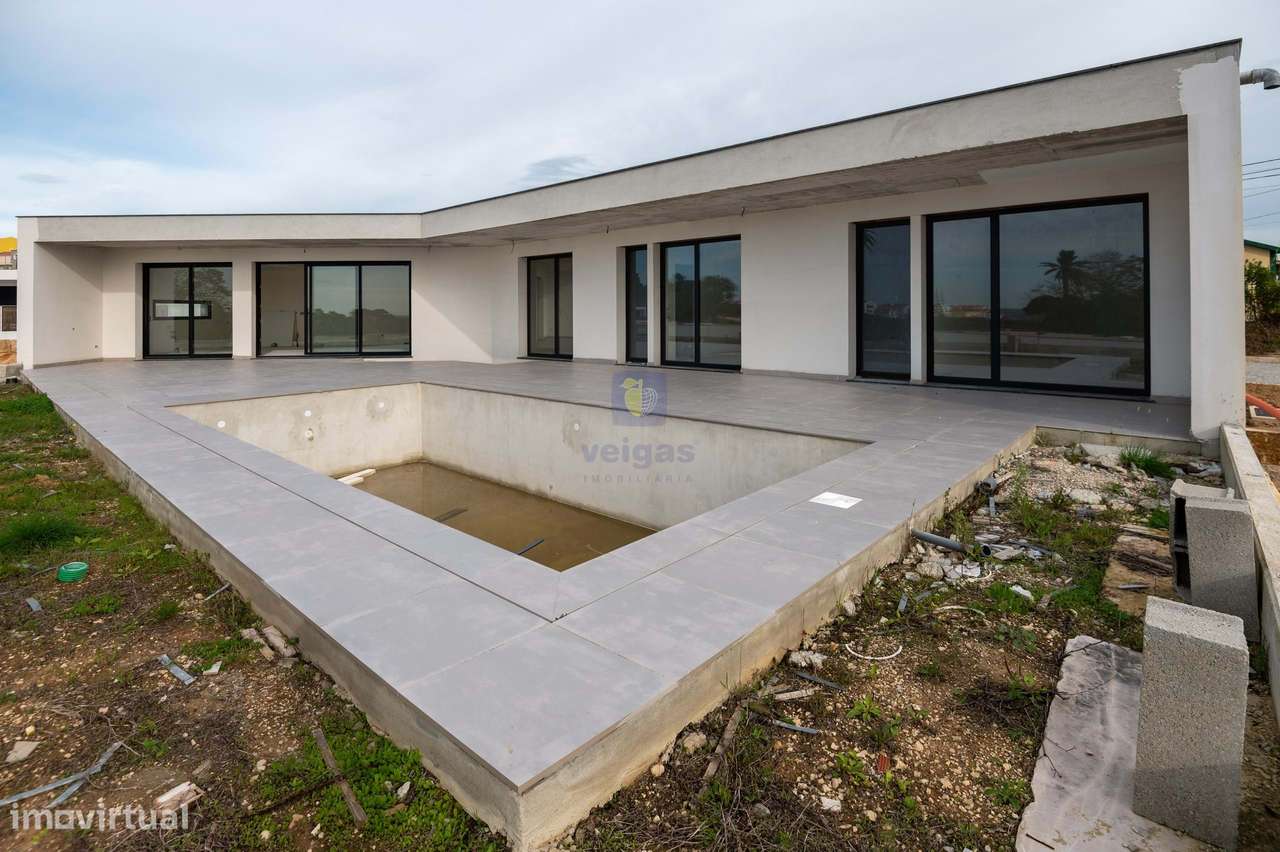 Moradia T2 Nova em fase de término da obra, com piscina e ainda com a - Grande imagem: 5/33