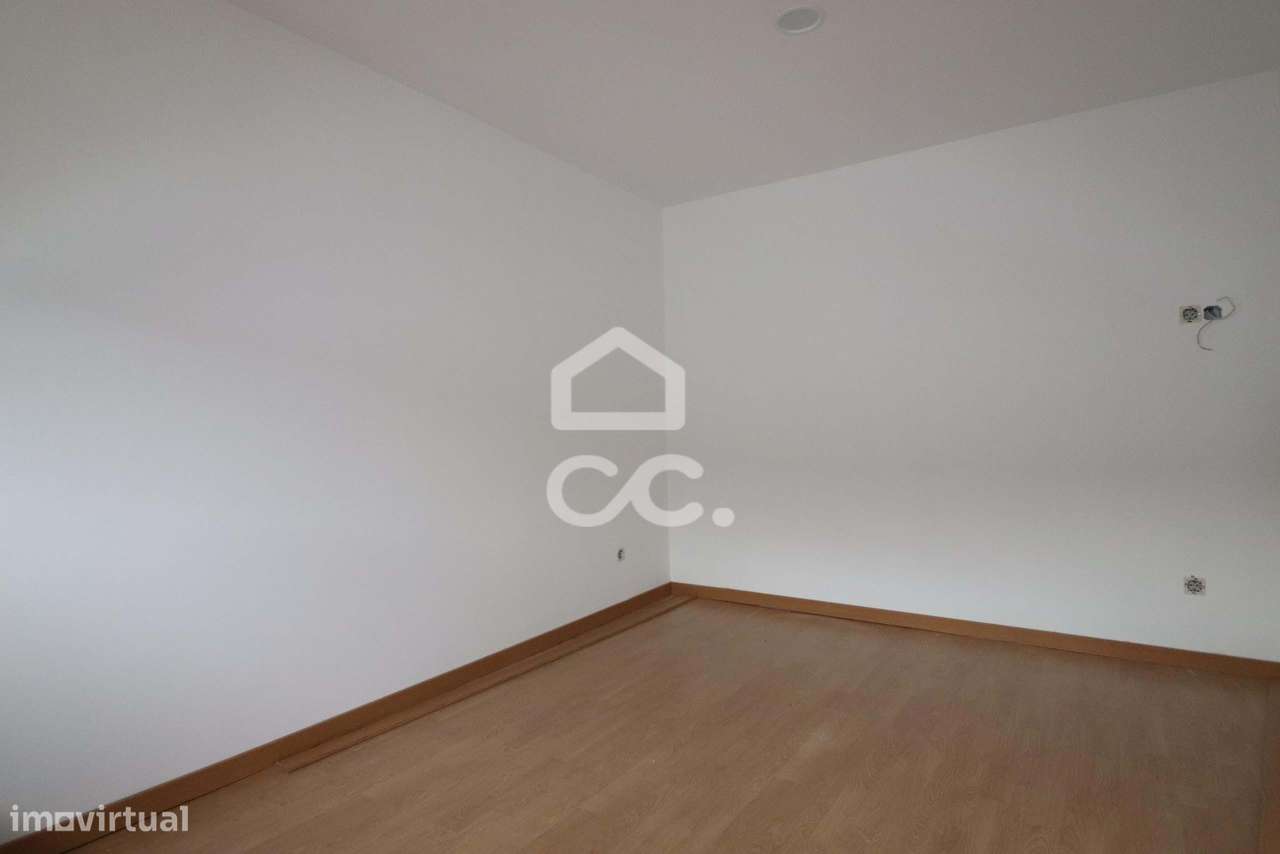 Moradia convertida em dois apartamentos T2 com  entradas independentes - Grande imagem: 4/15