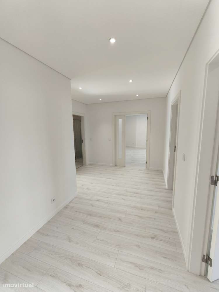 Apartamento T3 Novo c/ Garagem e um parque de Estacionamento-6