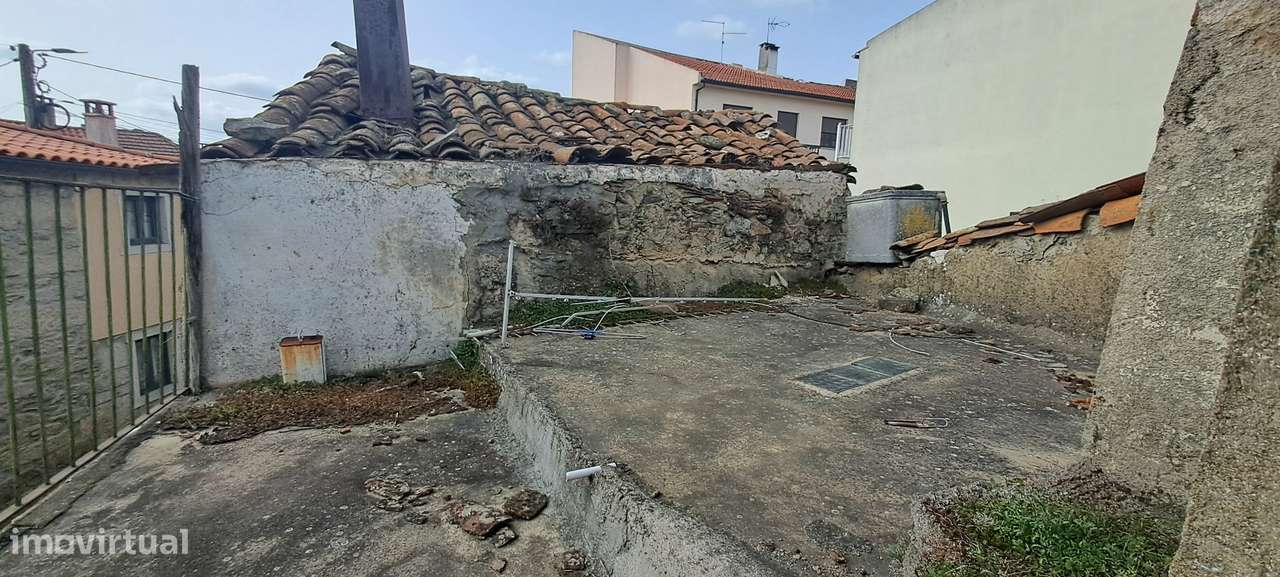 Moradia para restaurar em Sendim-24