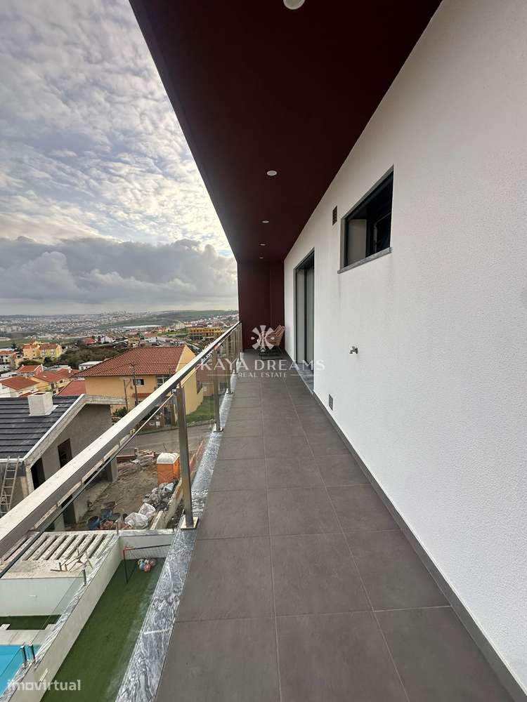 Moradia Semi Nova T4 de Luxo em Famões, a um Passo de Lisboa-5