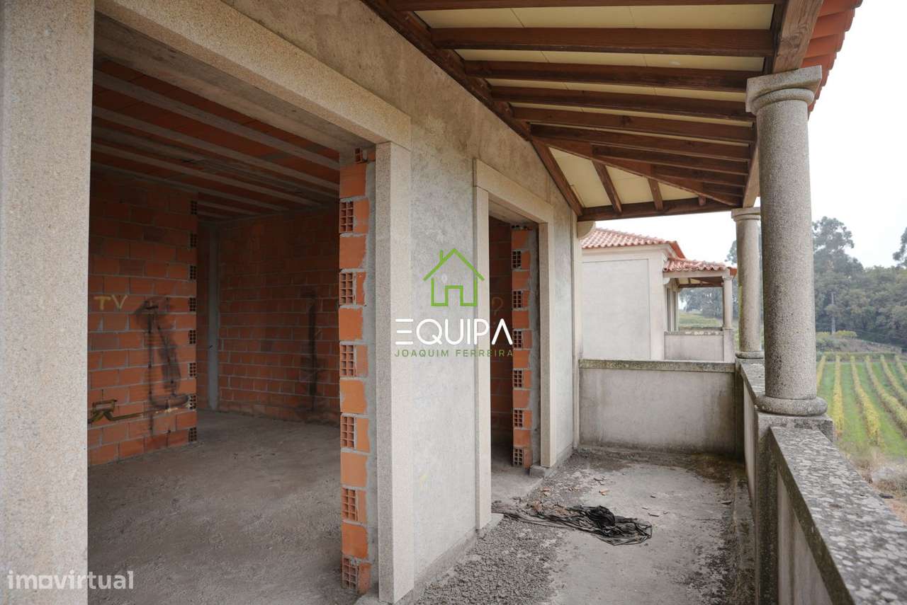 Terreno para construção (com moradia  T-5, construída em grosso), e-46