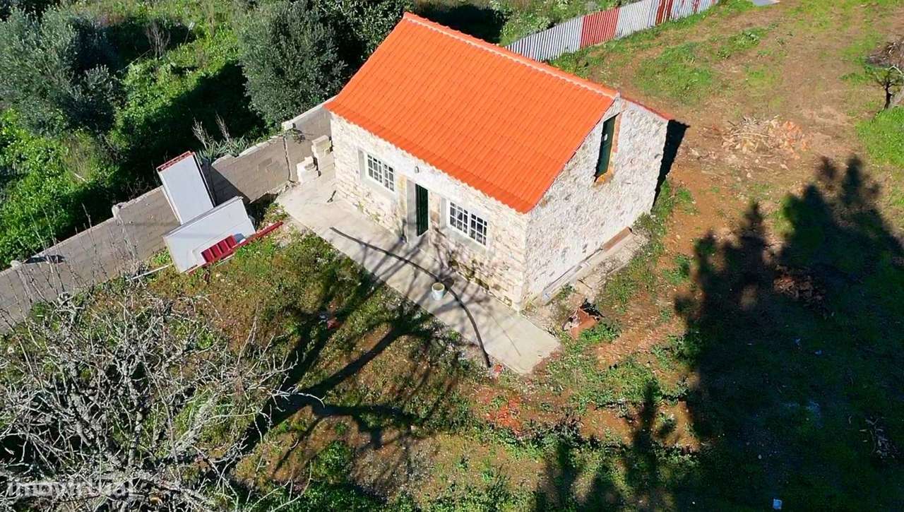 Anexo em pedra para restaurar num terreno de 4240 m2 - Grande imagem: 2/35