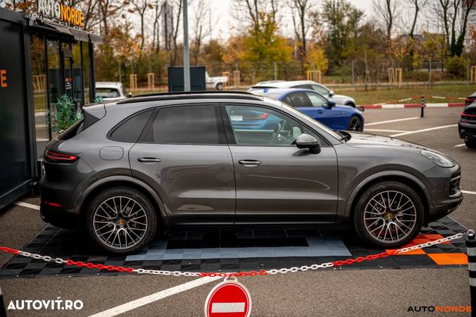 Porsche Cayenne - 8