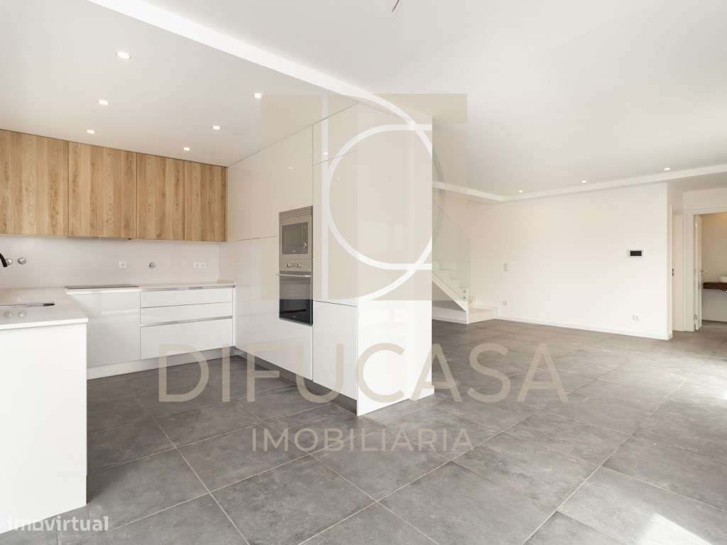 R268 Moradia Duplex - Localizada no centro de Fernão Ferro - Grande imagem: 2/40