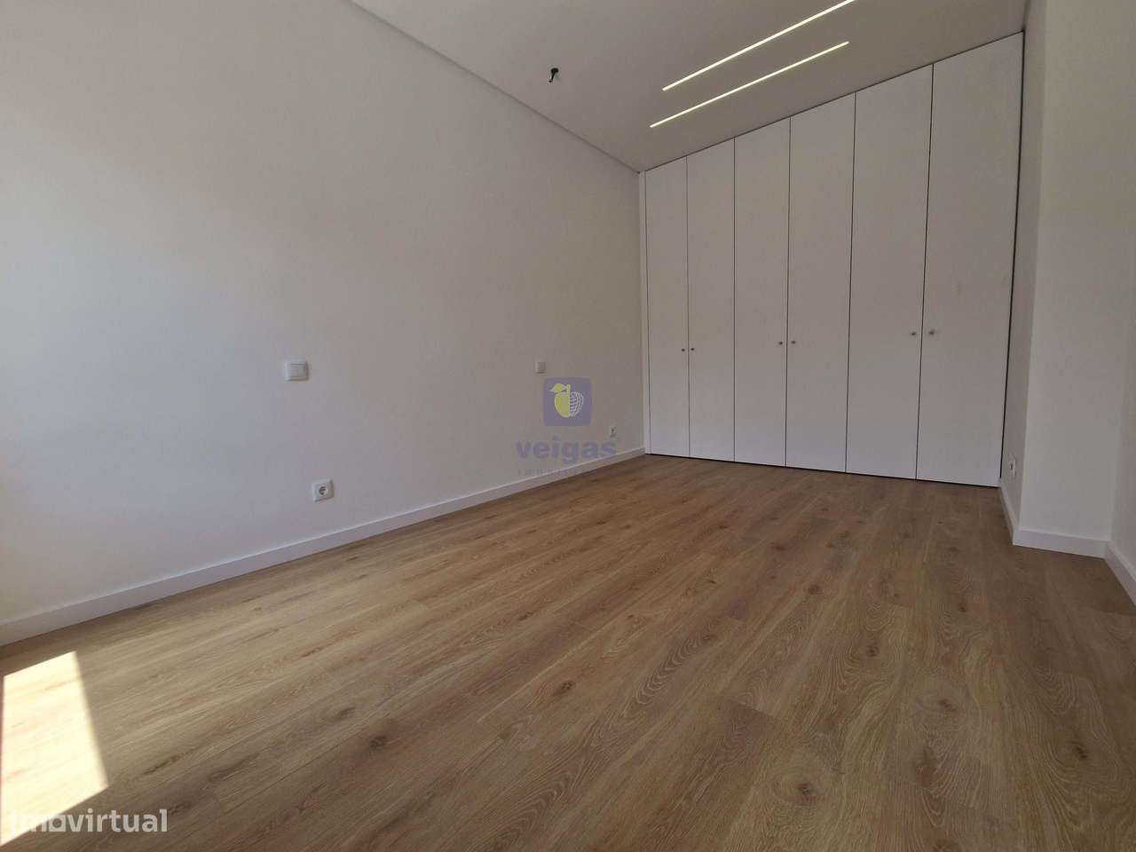 Apartamento T1 Novo no Centro de Caldas da Rainha com 2 lugares de est-12