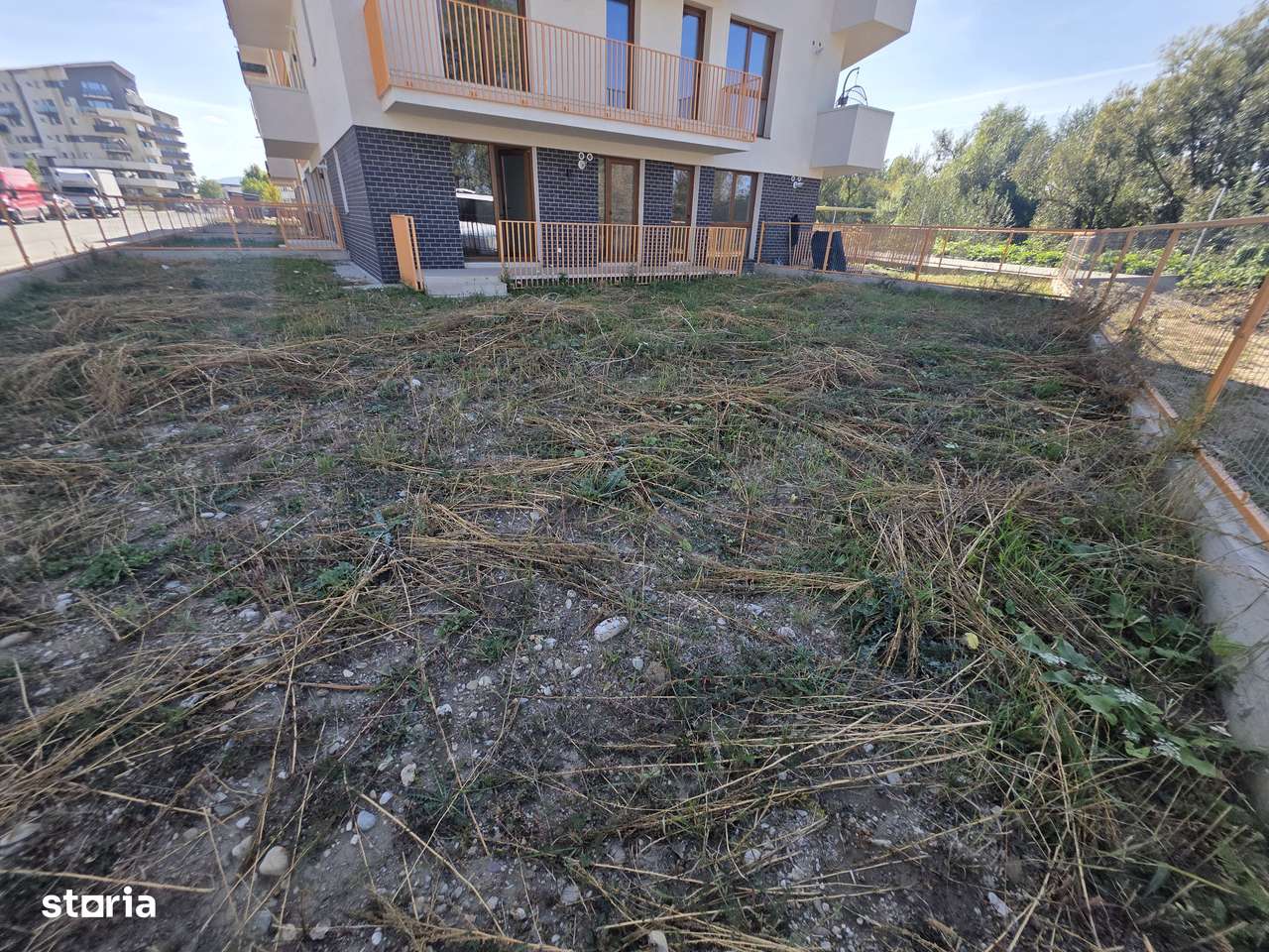 Vand apartament 2 camere cu gradina generoasa 190 mp zona Tractorul-11
