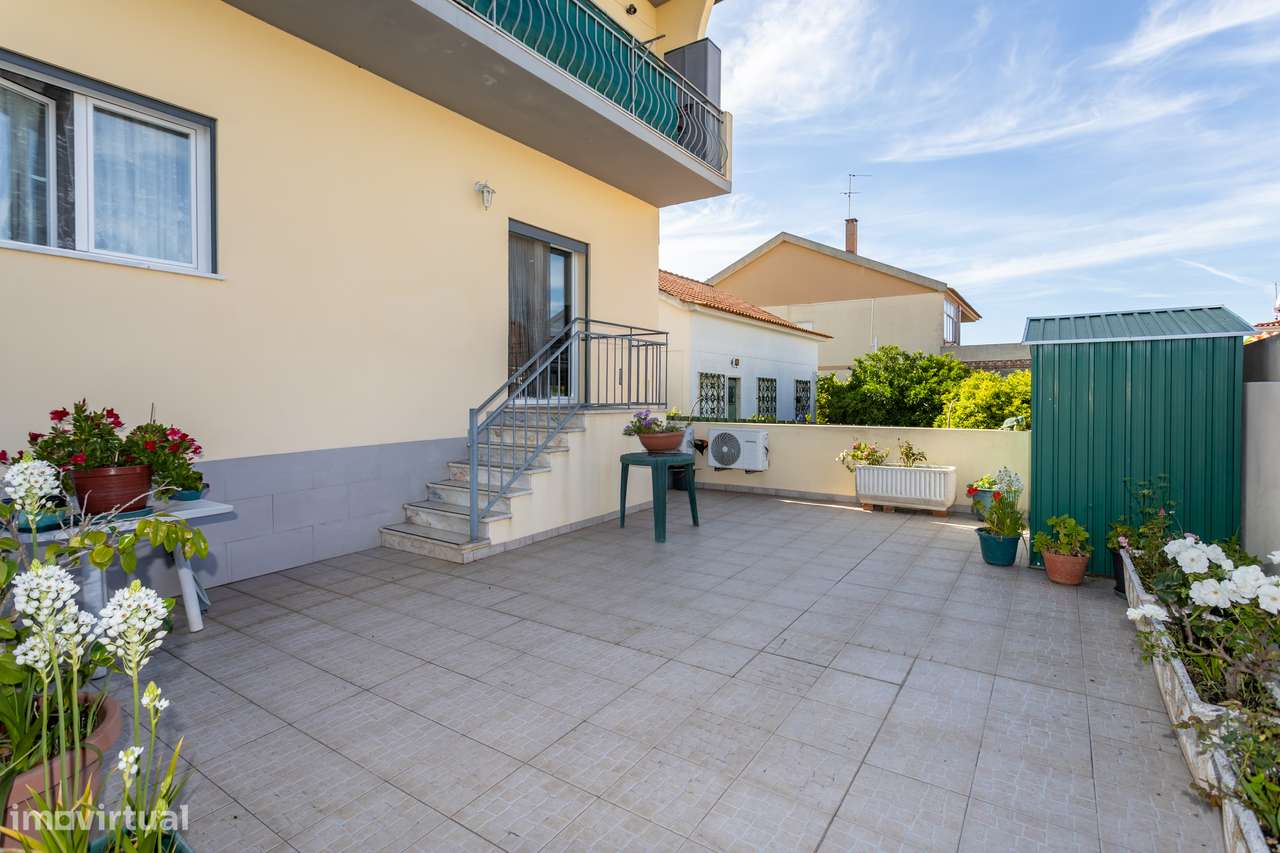 Andar de moradia T3 com terraço e cave muito espaçosa-10