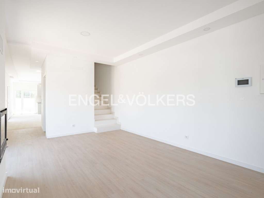 Moradia Geminada T4 Triplex em Fernão Ferro-9