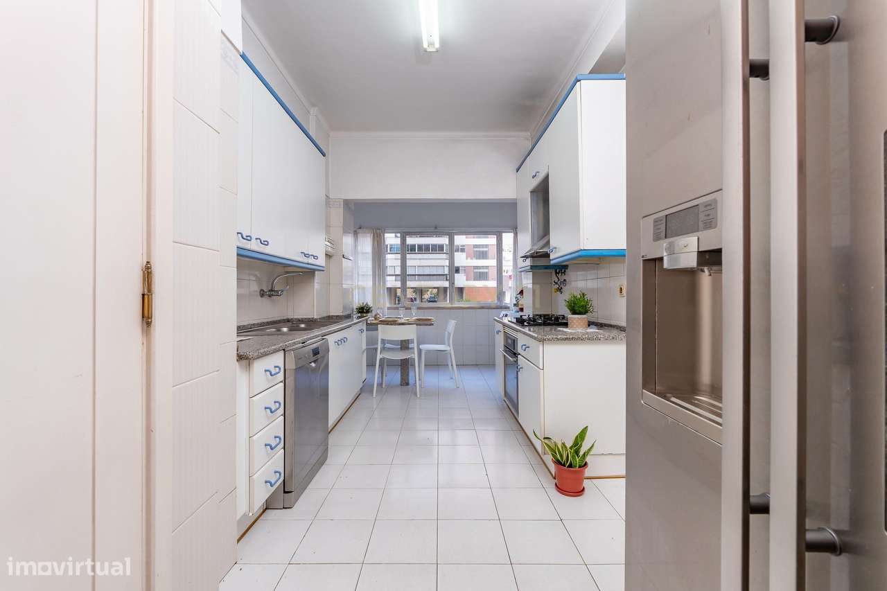 T4 em Miraflores com Parqueamento, Elevador e Arrecadação - Grande imagem: 3/48