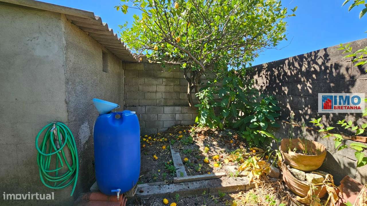 Garagem com terreno e anexos na Lousa-15