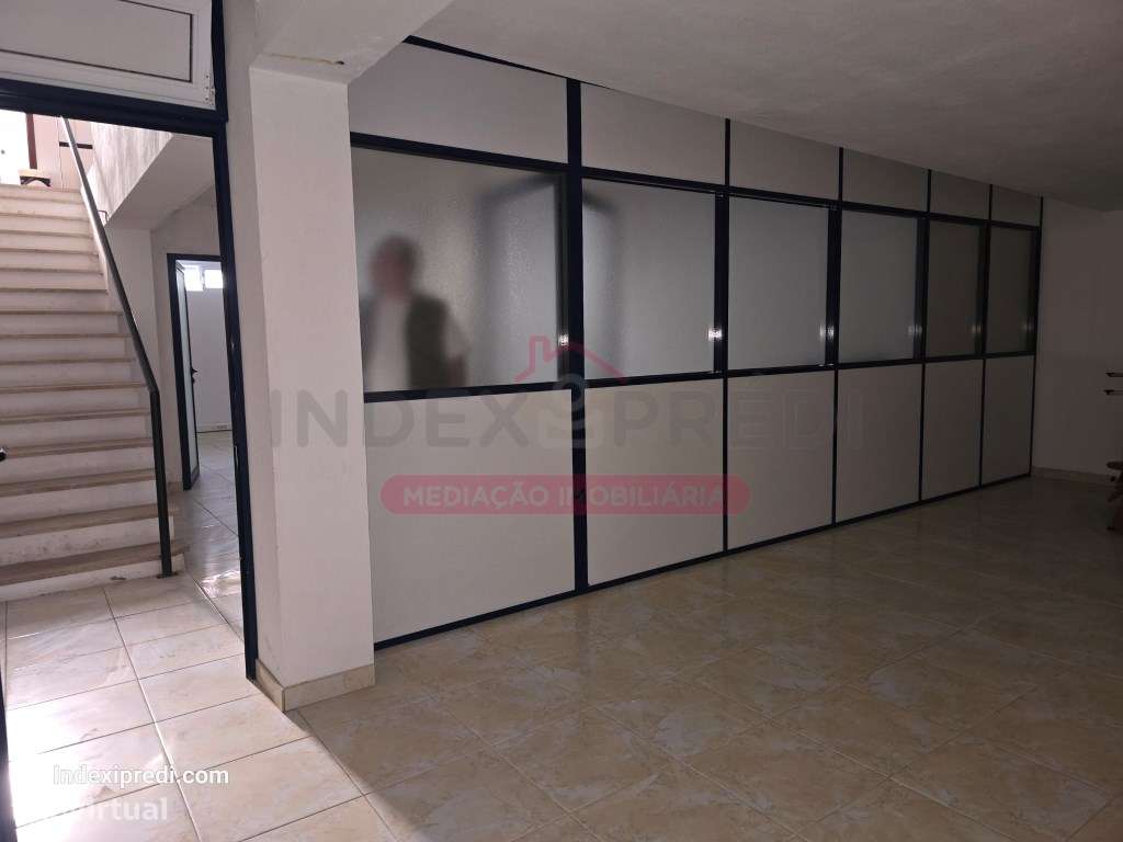 Investidores - Excelente loja com muita luz natural. - Arrendado-11