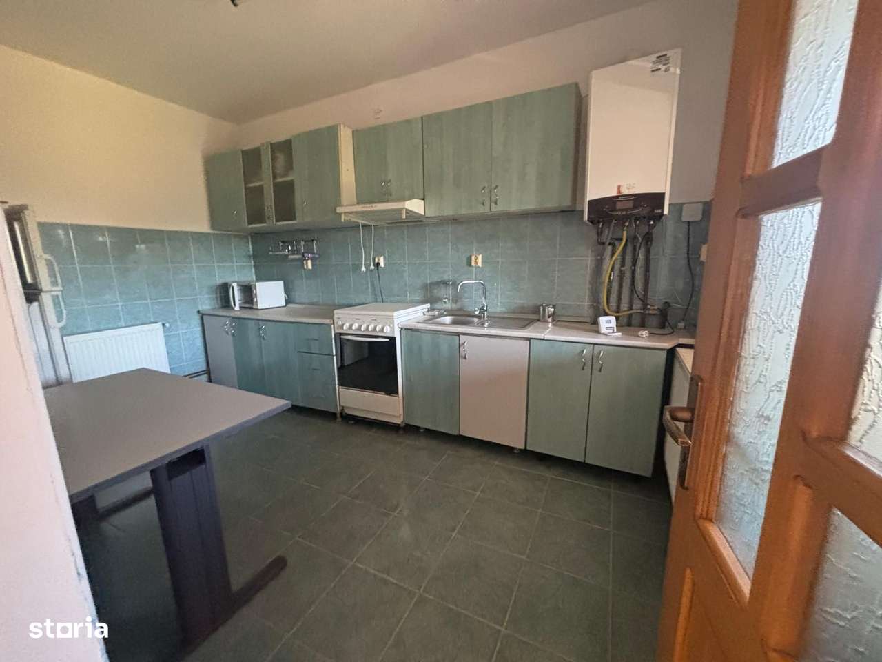 Vila cu 6 camere, din 2000, in Tomesti-9