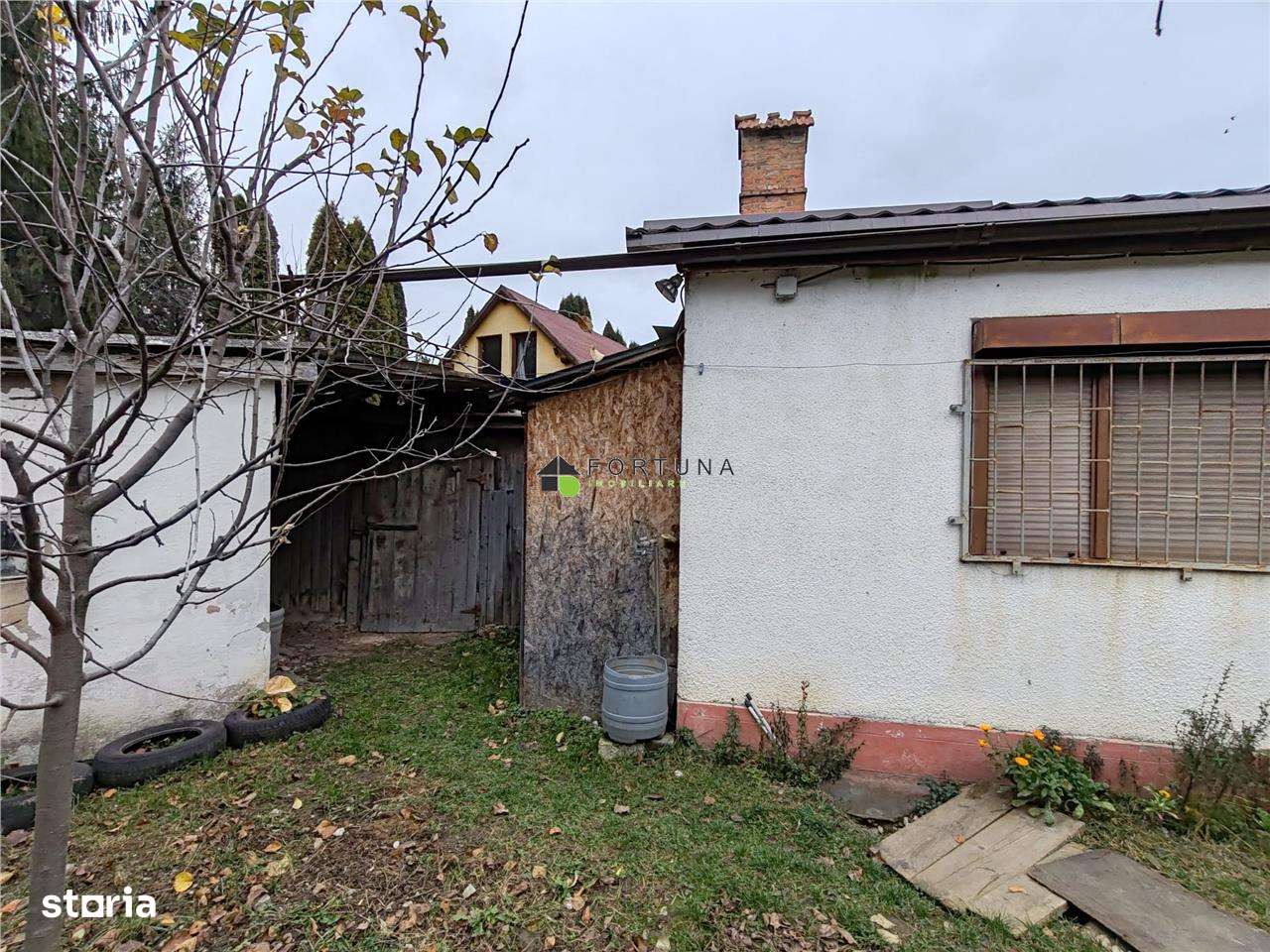 Casa , singur in curte la intrarea in ZIZIN-11