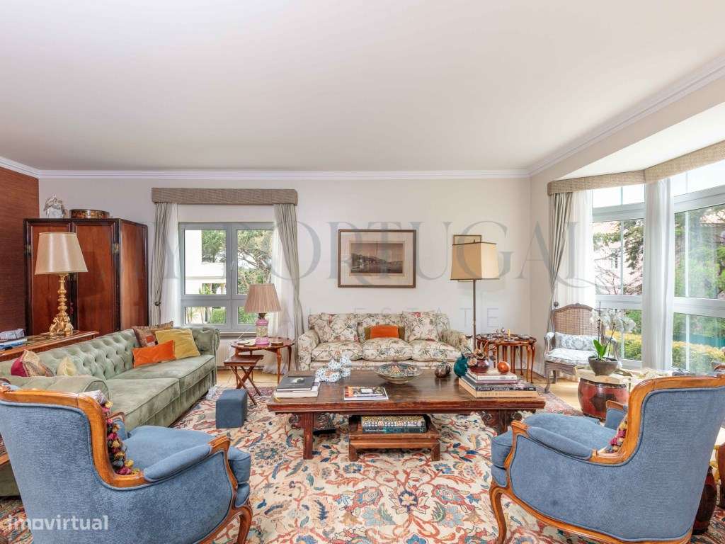 Elegância e História no Estoril: T2 com Vista Piscina no Condomínio...-17