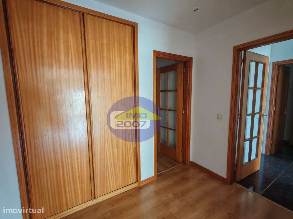 Apartamento T2 com terraço em Canelas-2