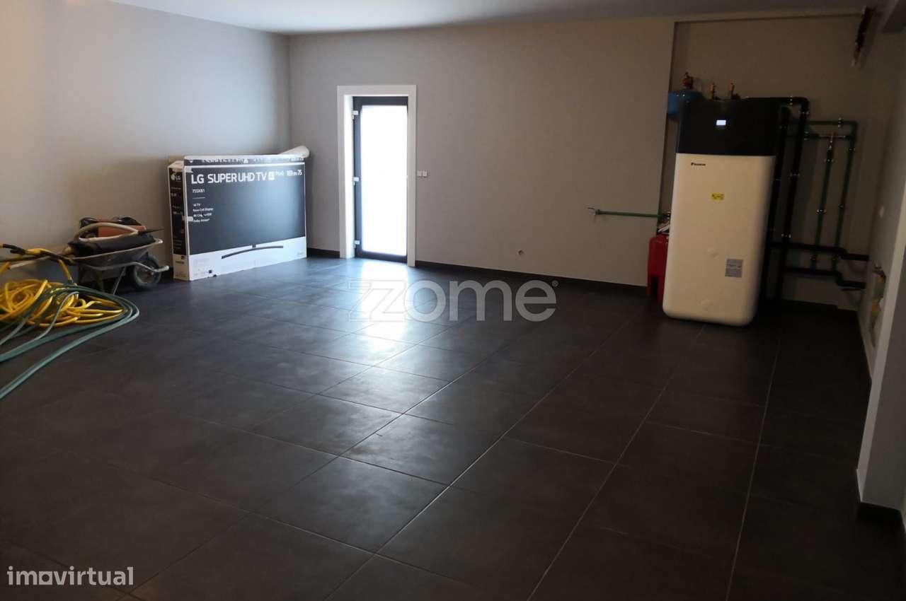 Moradia Térrea V3 com Piscina, Garagem e Terreno de 1.990 m² – Bust...-32