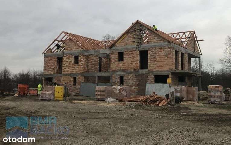 Przestronny segment ze strychem-3