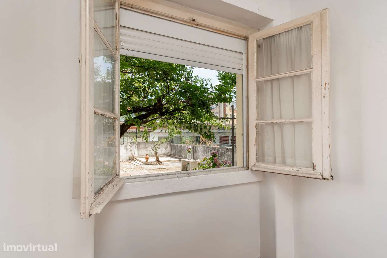 Espaçoso T2 com Jardim em Localização Central em Almada-11