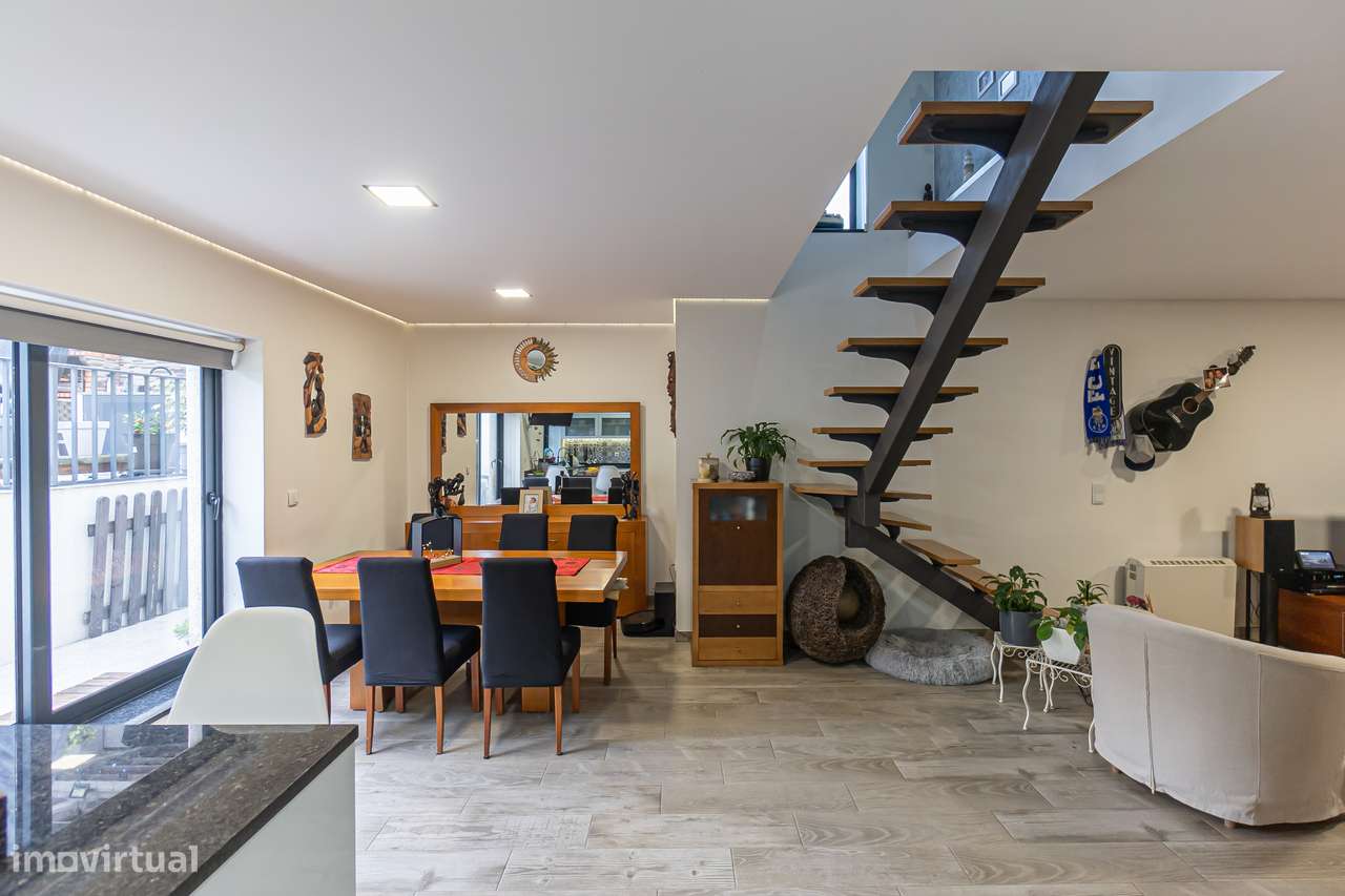 Moradia T4+1 renovada com anexo e jardim em Canidelo-0