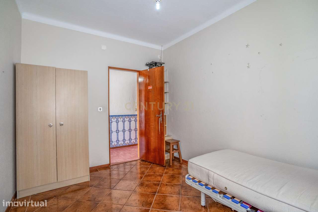 Moradia Bifamiliar com 2 Armazéns de Grande Dimensão-15