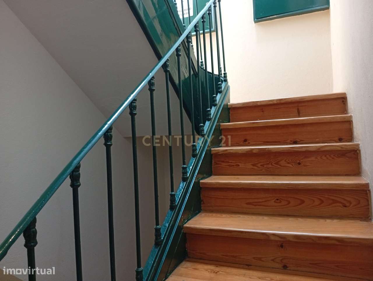 Apartamento para remodelação total situado na zona oriental (a 10m a p-14