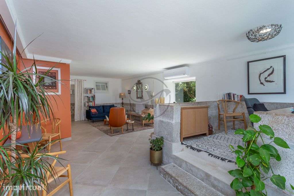 Moradia T5 com jardim e piscina no coração histórico de Azeitão-9