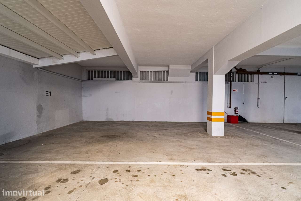 T4 amplo, 4 suites e estacionamento 4 carros – Marquês, Porto-50