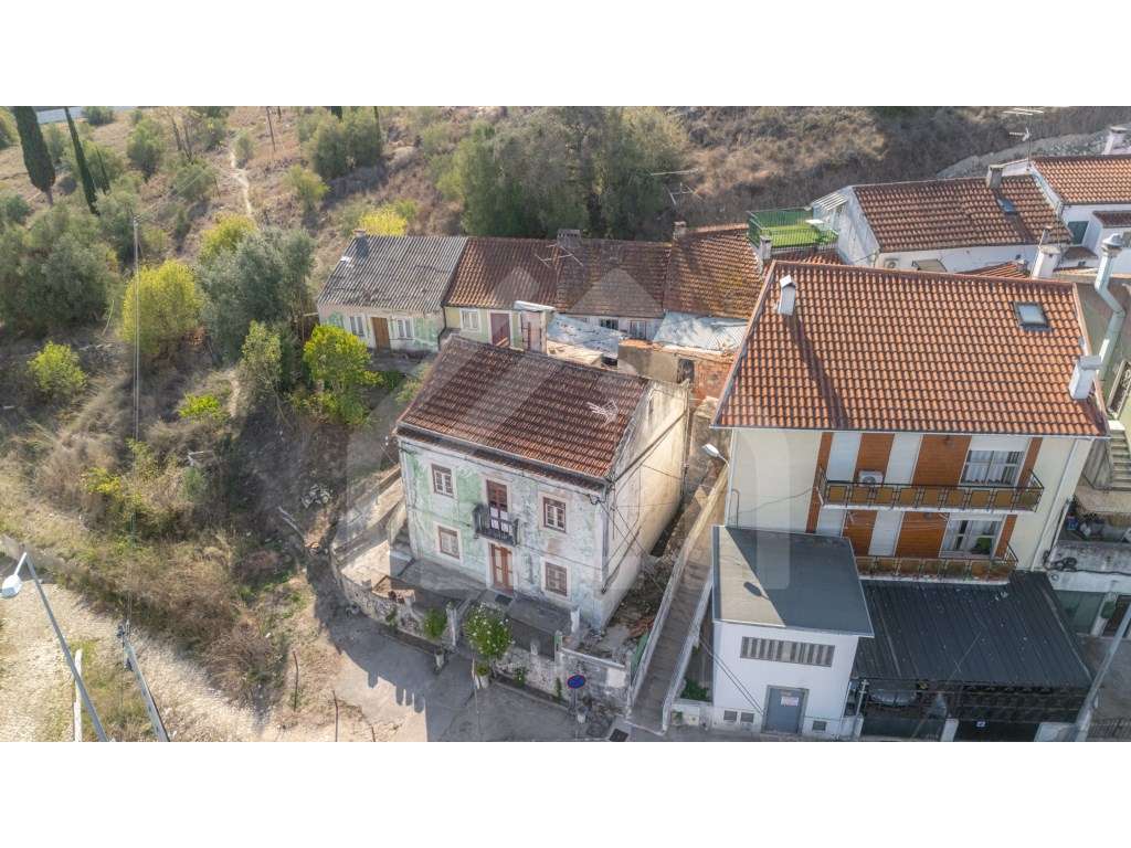 Conjunto de 3 moradias para reabilitação | Pedrulha-12