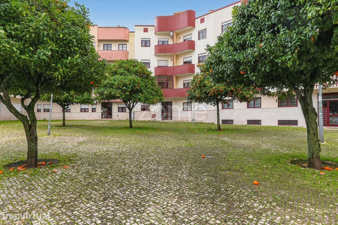 Apartamento T3 com Estacionamento e Arrecadação – Odivelas-0