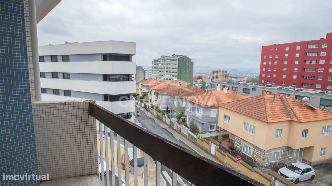 Apartamento T2 com varanda e garagem em Gaia-1