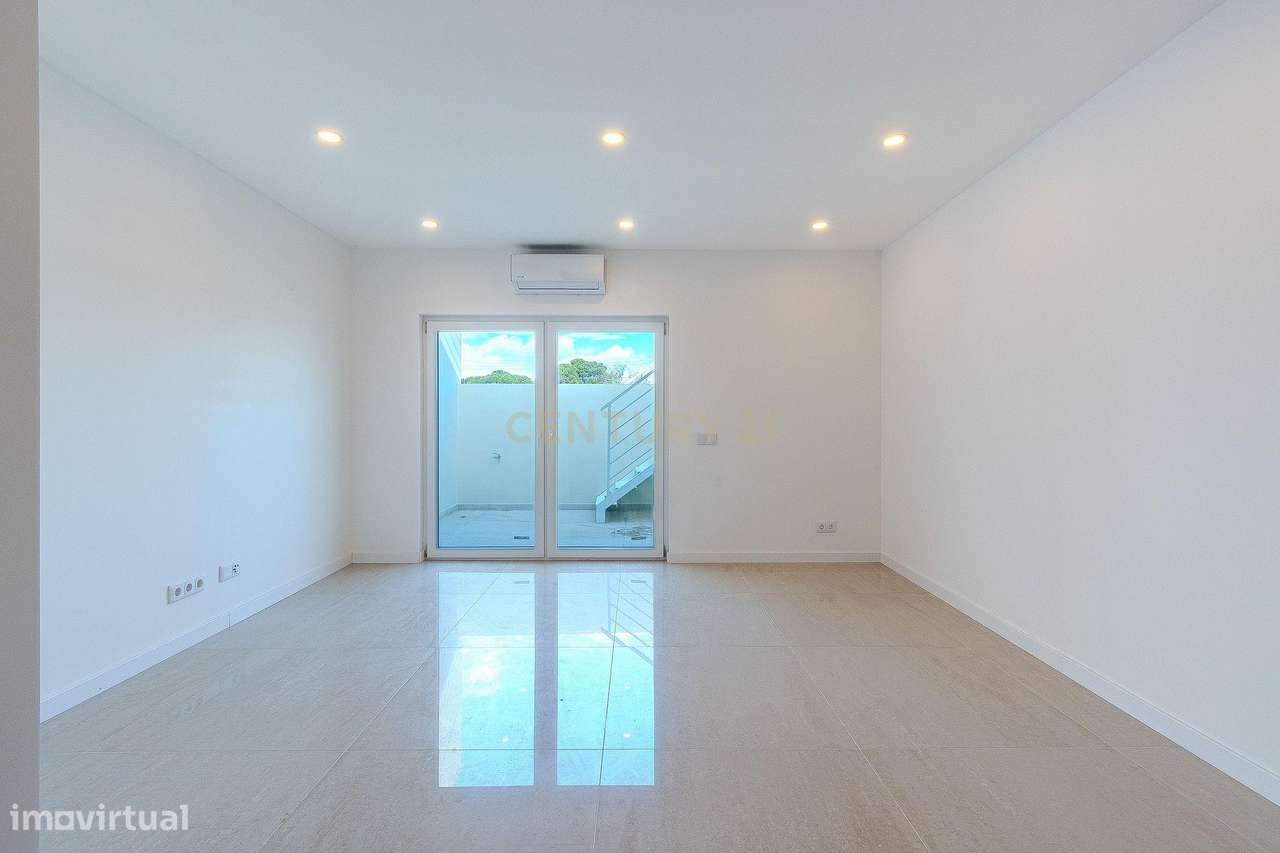 Moradia T2 | Renovada | Em Banda | Rooftop | Parchal - Grande imagem: 4/24