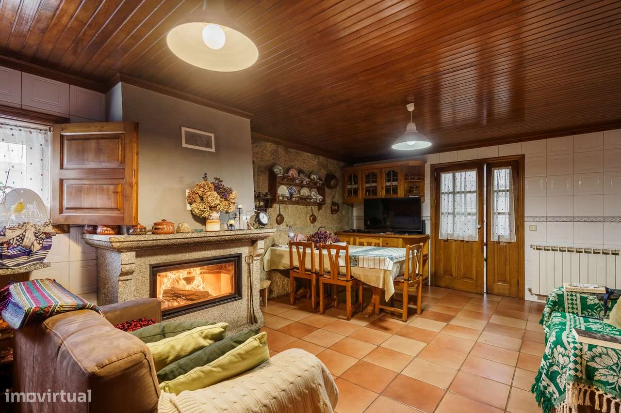 Moradia T5 em pedra em Vila Verde da Raia - Chaves-11