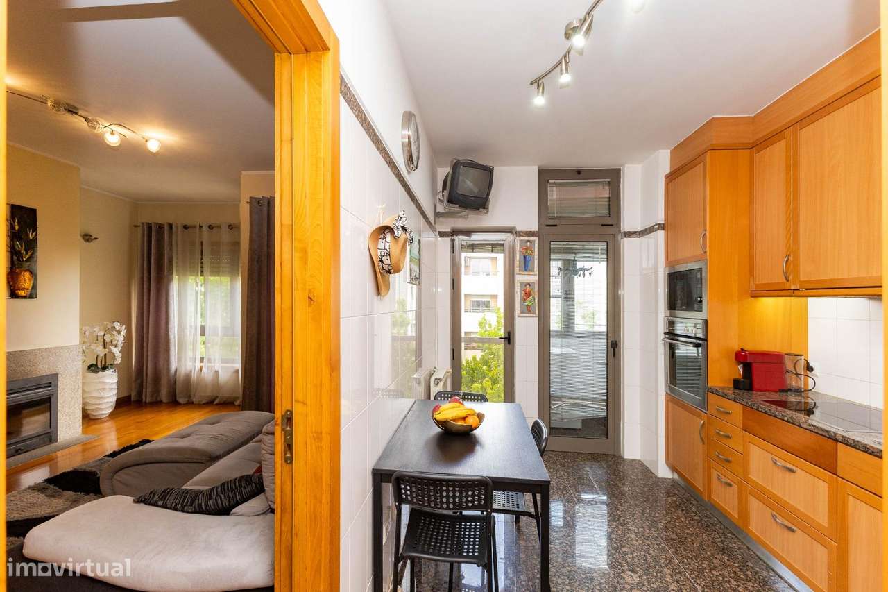 T3 Último Piso c/ Varanda, Garagem e Arrumos. Av. Altino Coelho,...-14