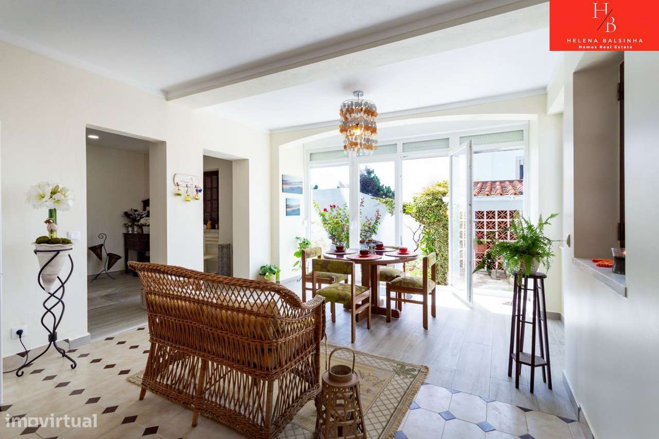 Bonita moradia V6, situada nos Casais de São Lourenço, junto à pra-15