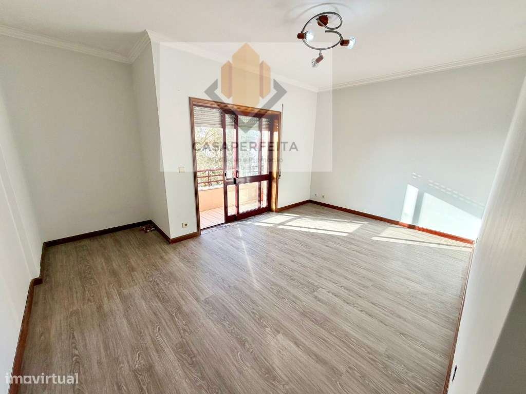 Apartamento T1 com Varanda e Lugar de Garagem - Canelas-4