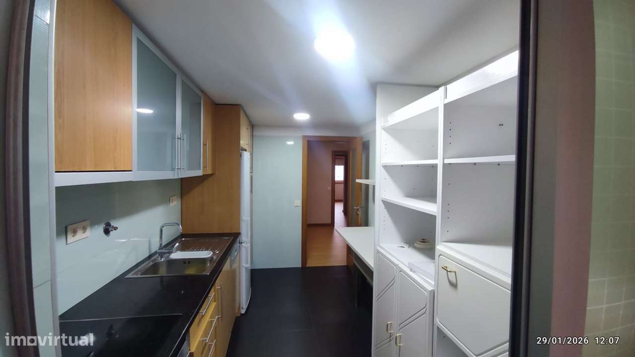 T3 - C/Novo -  Próx. do Colégio Int. Júlio Dinis-C/Varanda e Garagem-0