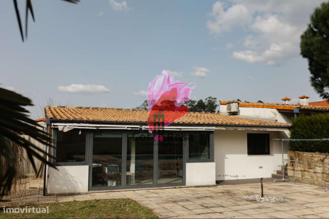 Casa Independente T4 + 2 com Piscina em Localização Privilegiada-29