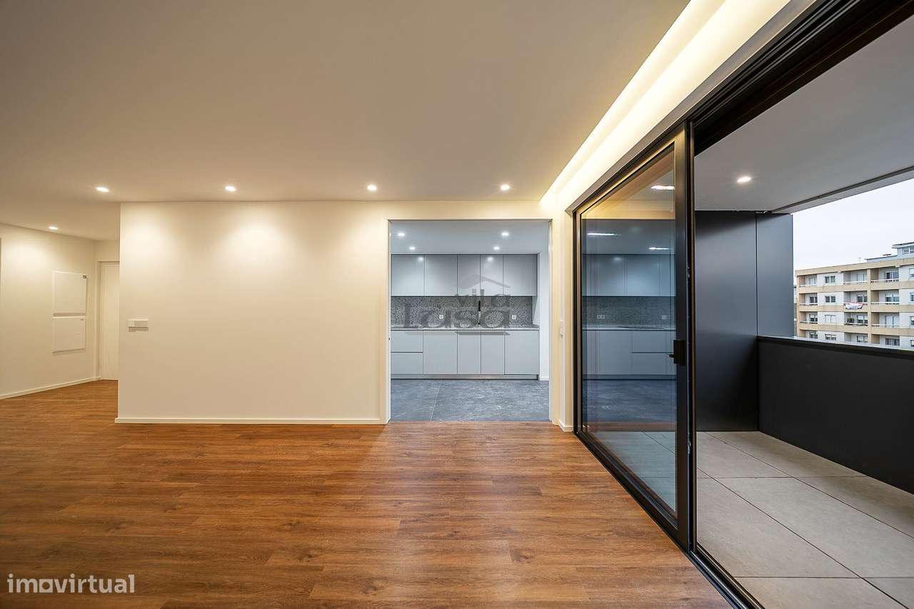 Apartamento T3 com Varanda e 2 Lugares de Garagem na Avenida da Rep... - Grande imagem: 5/30