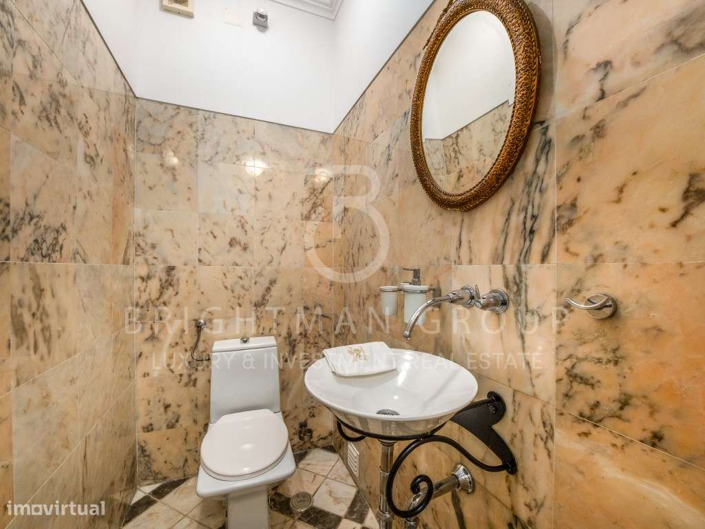 Moradia T5 com piscina em zona histórica da Parede-19