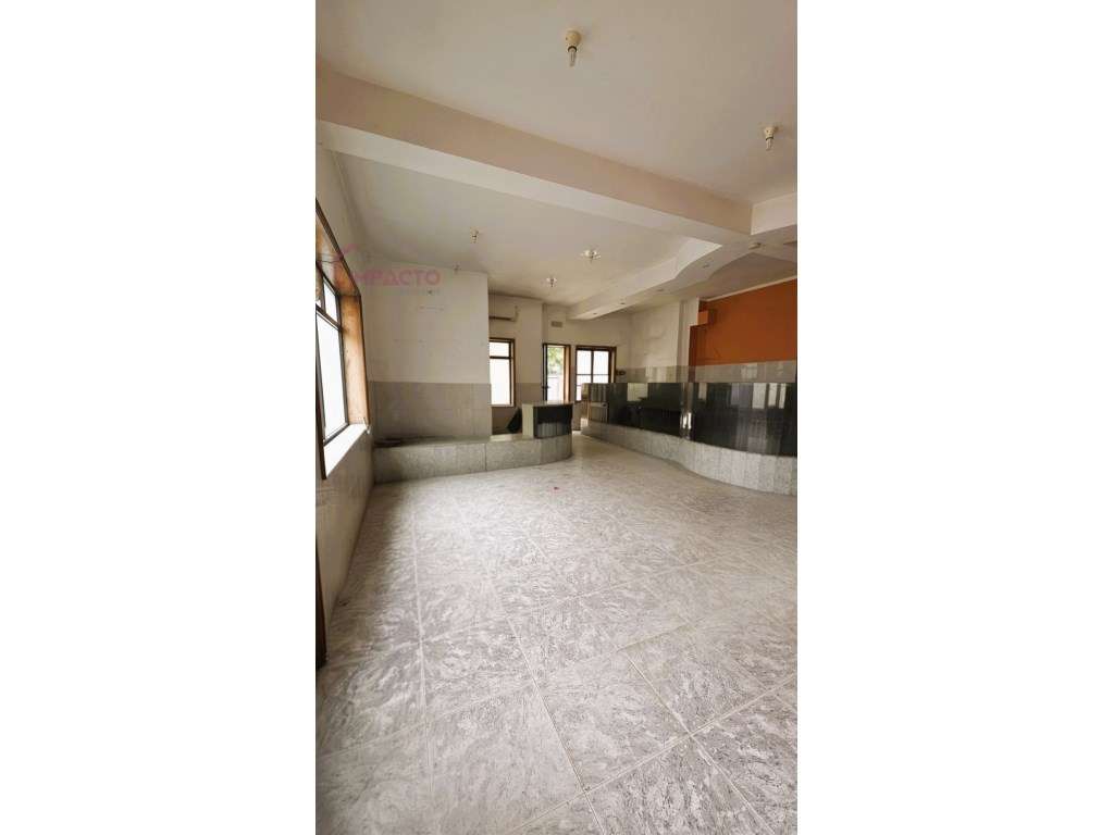 Prédio com T2 + Espaço Comercial | Duas Entradas Independentes | Po...-12