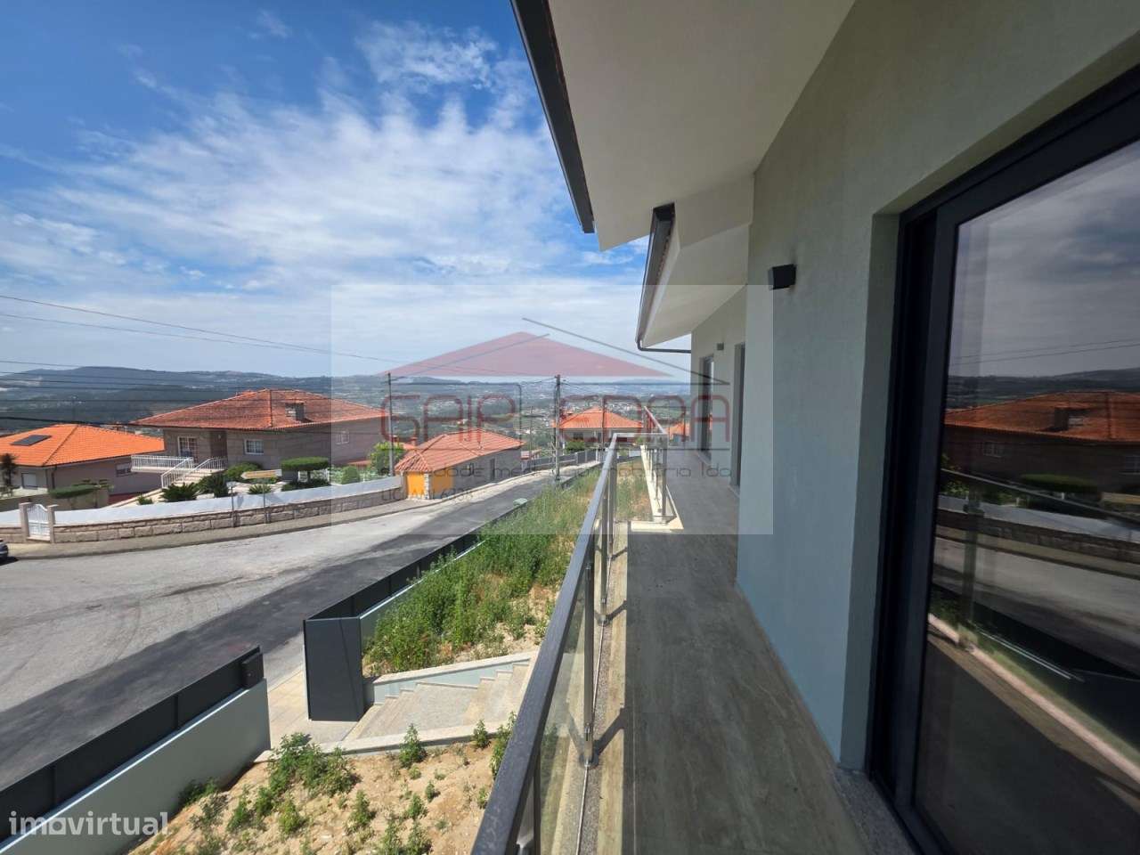 Moradia 4 frentes nova  com 840 m2 terreno em Felgueiras-25