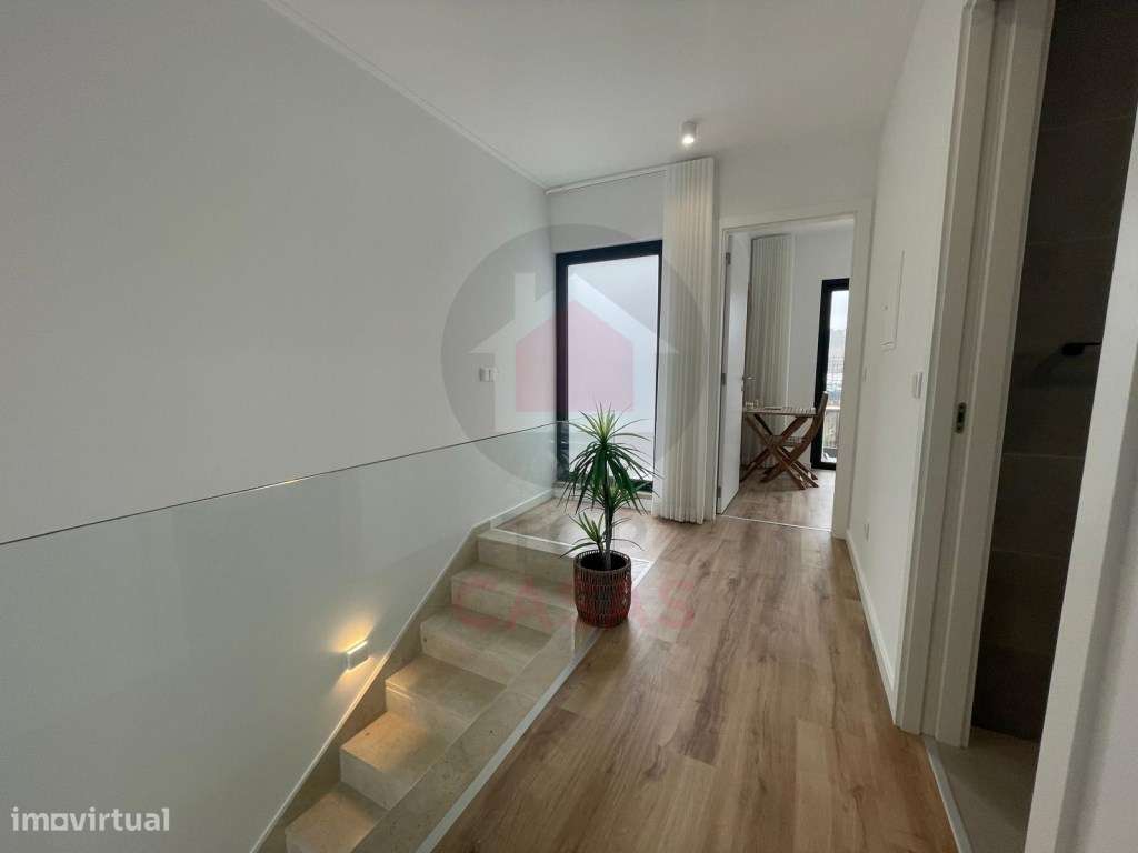 Moradia de arquitectura moderna com piscina privada-23