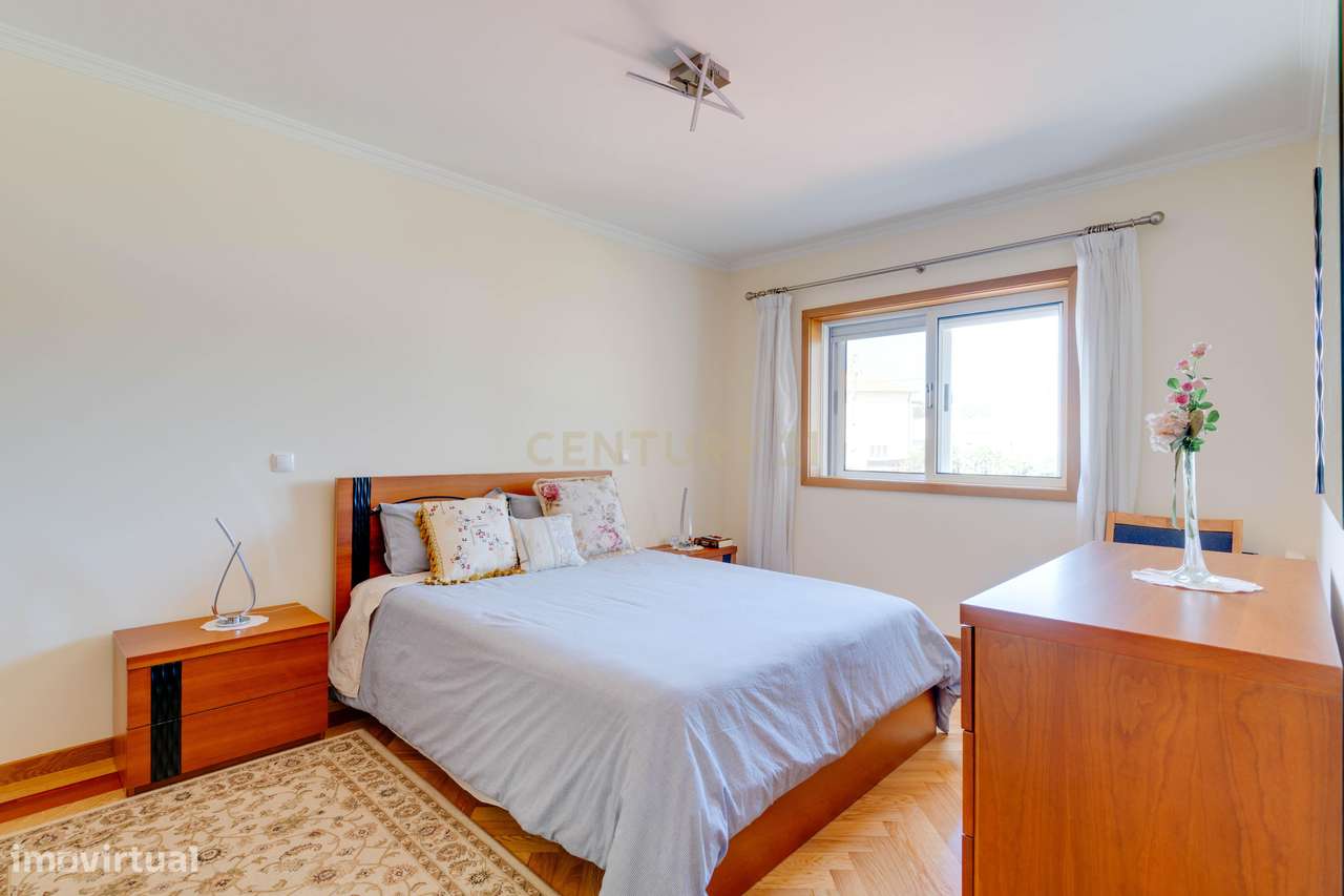 Moradia T3, Águas-furtadas + Cave com possibilidade +T1-12